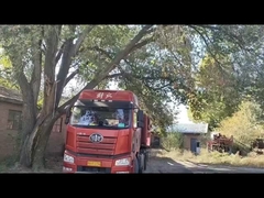 우리의 배급사는 창고에 제품을 풀고 있습니다.