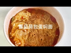 끓는 물 요리 방법과 토마토 수프 맛과 맛있는 인스턴트 누들 수프