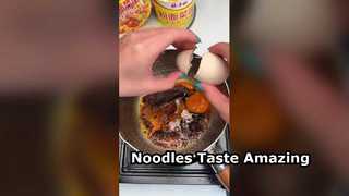 당면, 국수, 계란 쇠고기 및 야채