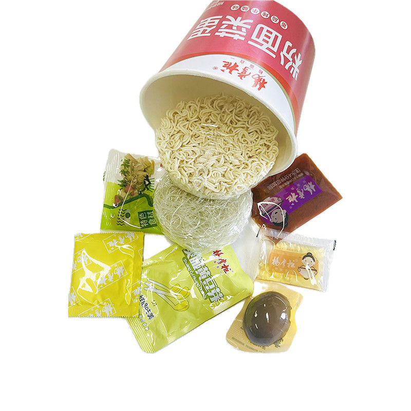 토마토 맛 버미첼리와 인스턴트 누들즈와 함께 굽은 쇠고기 브리스켓
