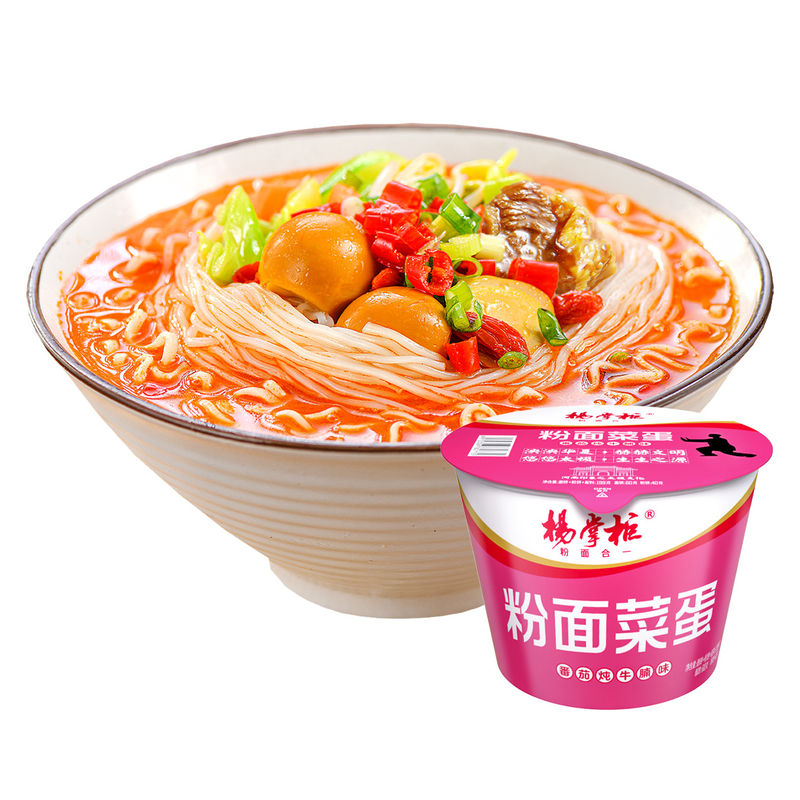 토마토 맛 버미첼리와 인스턴트 누들즈와 함께 굽은 쇠고기 브리스켓
