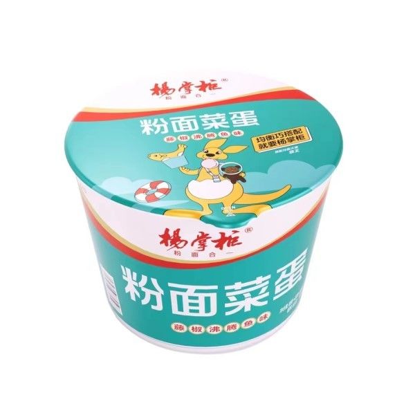 맛있는 라탄 고추 煮魚 맛 버미첼리 그리고 마린 된 달걀과 함께 인스턴트 누들레스