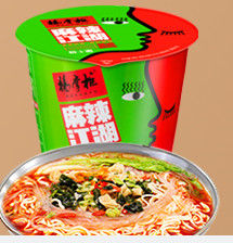 진한 맛과 매운 맛의 구운 라멘 인스턴트 नू들