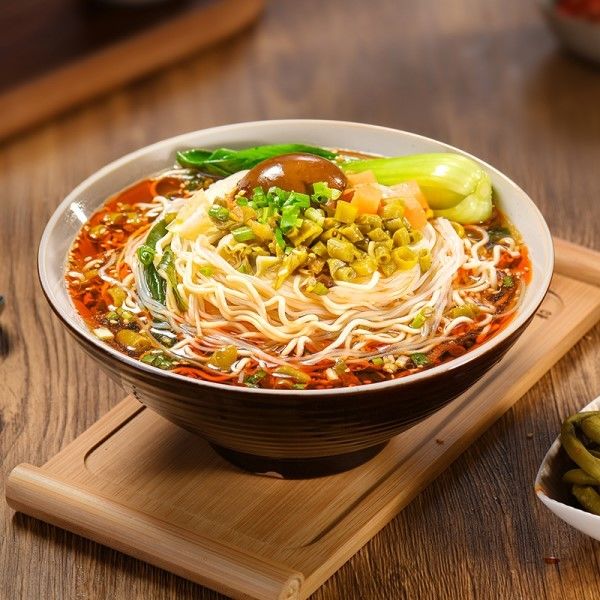 향기로운 매운 콩 맛 버미첼리와 풍부한 재료가 있는 인스턴트 누들즈 수프