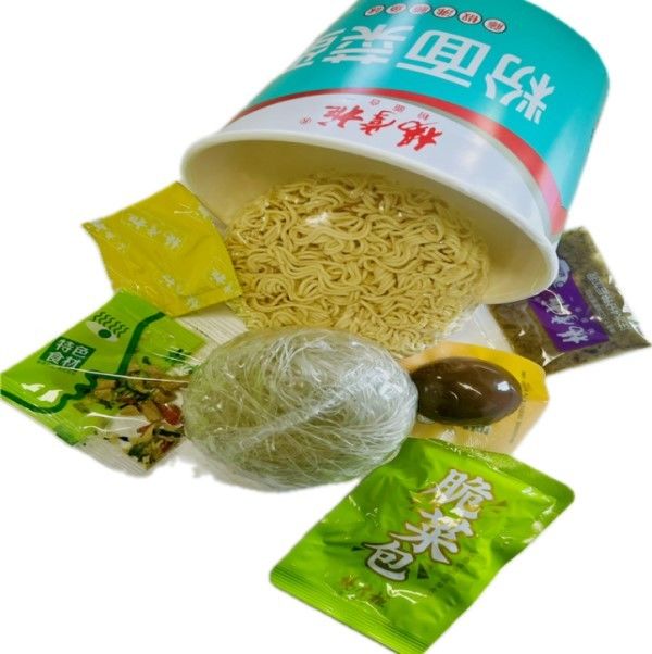 맛있는 라탄 고추 煮魚 맛 버미첼리 그리고 마린 된 달걀과 함께 인스턴트 누들레스