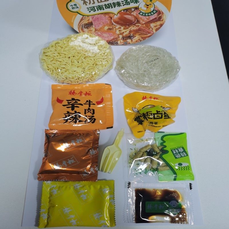 작은 뜨거운 중국 인스턴트 국수 당면과 국수 뜨겁고 매운 마라 중국 음식 중국 국수