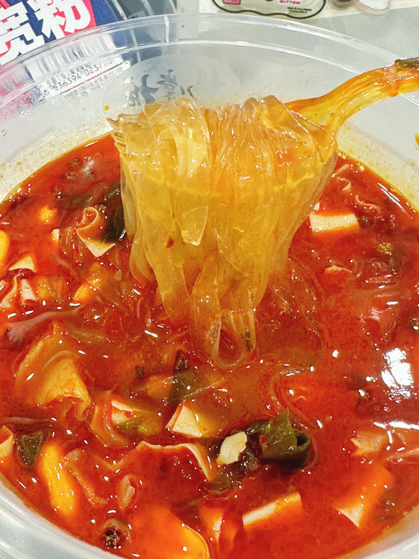춘천 맵고 매운 맛 컵 누들즈와 베르미첼리 핫 레벨 매운 그리고 재료 베르미첼리