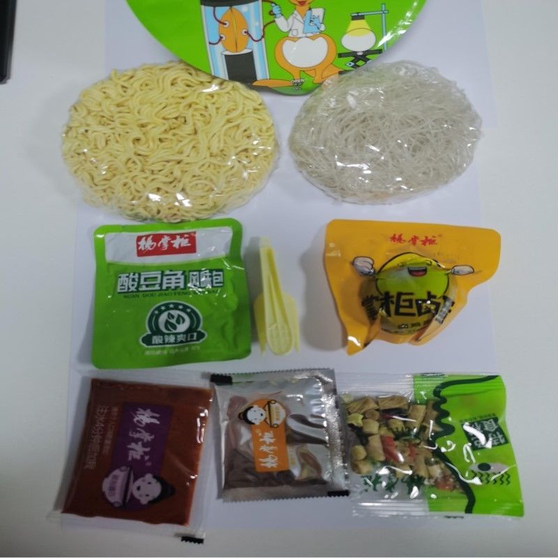 튀긴 달걀과 튀기지 않은 버미첼리 맛있는 수프