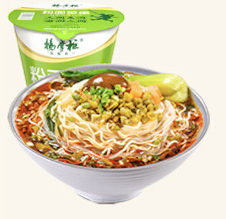 튀긴 달걀과 튀기지 않은 버미첼리 맛있는 수프