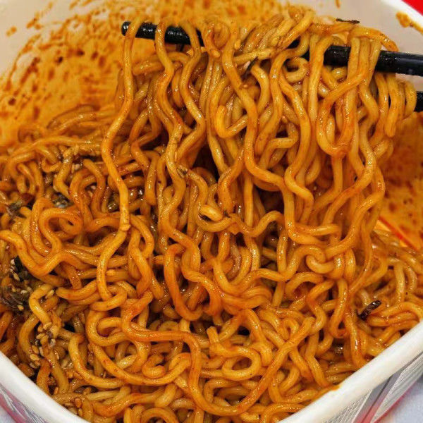 작은 매운 우한 마른 누드리스 매운 수담 소스 맛의 진정한 중국 누드리스 경험을 위해