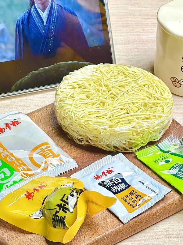 라멘 누드리스 161g의 맛을 맛볼 수 있습니다.