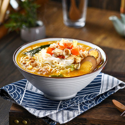 쇠고기 맛 버미셀리 인스턴트 라면 야채와 절인 계란, 황금빛 수프 쇠고기 맛 인스턴트 라면